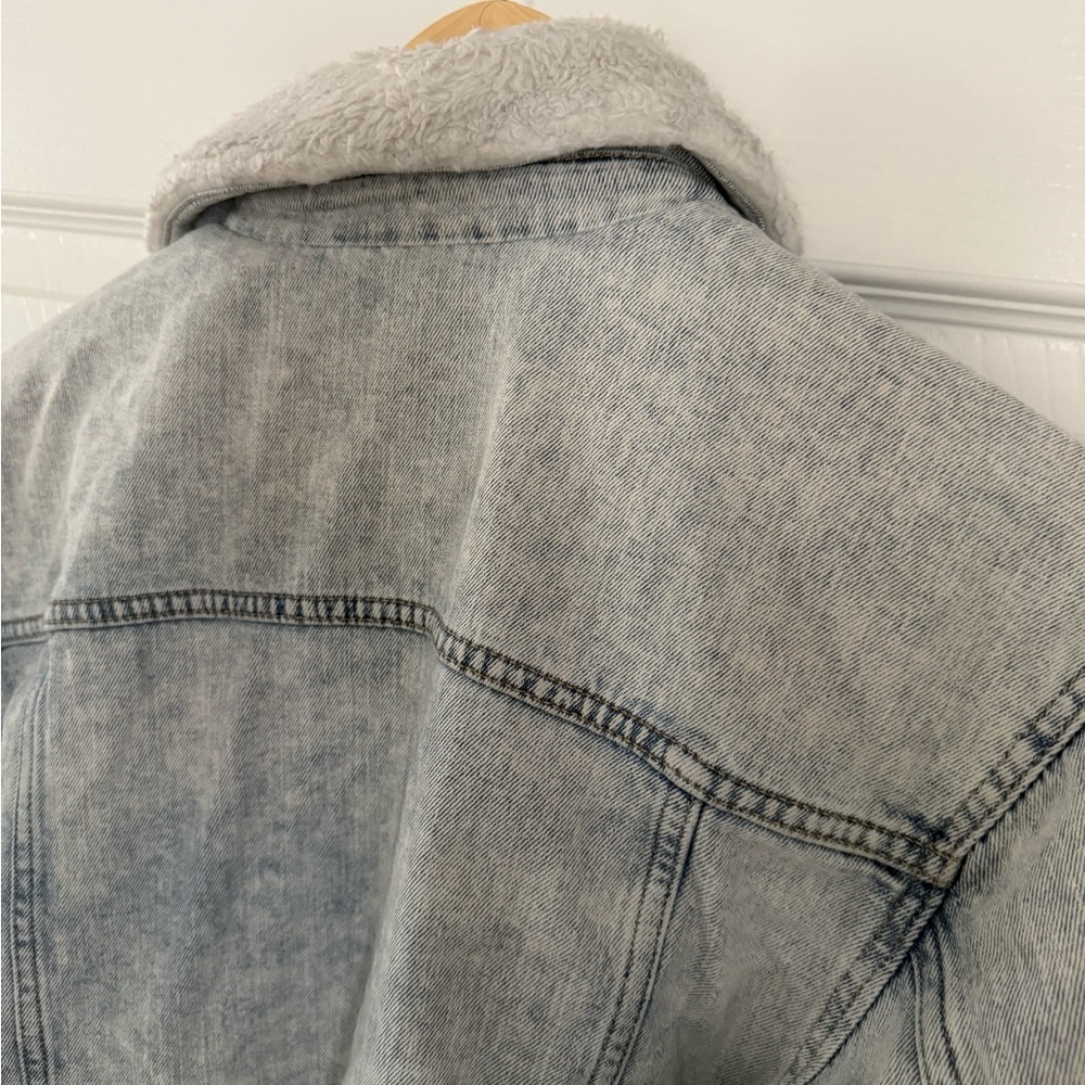 Y2K American Eagle Outfitters Blue Denim Jacket with White Lining - Picture 6 of 8